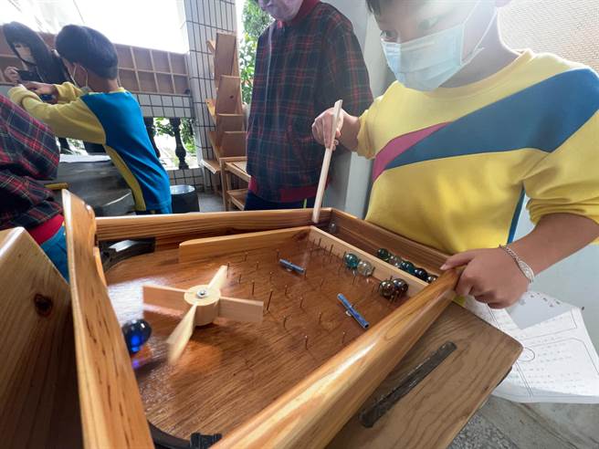 台東縣豐榮國小20日以社團園遊會闖關方式辦理休業式，讓全校學生可以認識每個社團，其中木工社更將作品義賣，所得將全數捐給1名家庭遭逢變故的同學。（蔡旻妤攝）