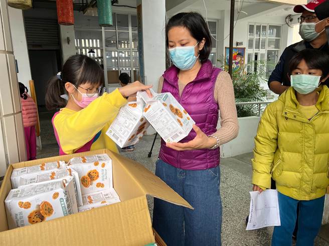 台東縣豐榮國小20日以社團園遊會闖關方式辦理休業式，讓全校學生可以認識每個社團，其中木工社更將作品義賣，所得將全數捐給1名家庭遭逢變故的同學。（蔡旻妤攝）