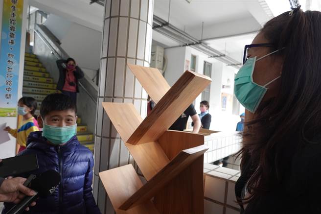 台東縣豐榮國小20日以社團園遊會闖關方式辦理休業式，讓全校學生可以認識每個社團，其中木工社更將作品義賣，所得將全數捐給1名家庭遭逢變故的同學。（蔡旻妤攝）