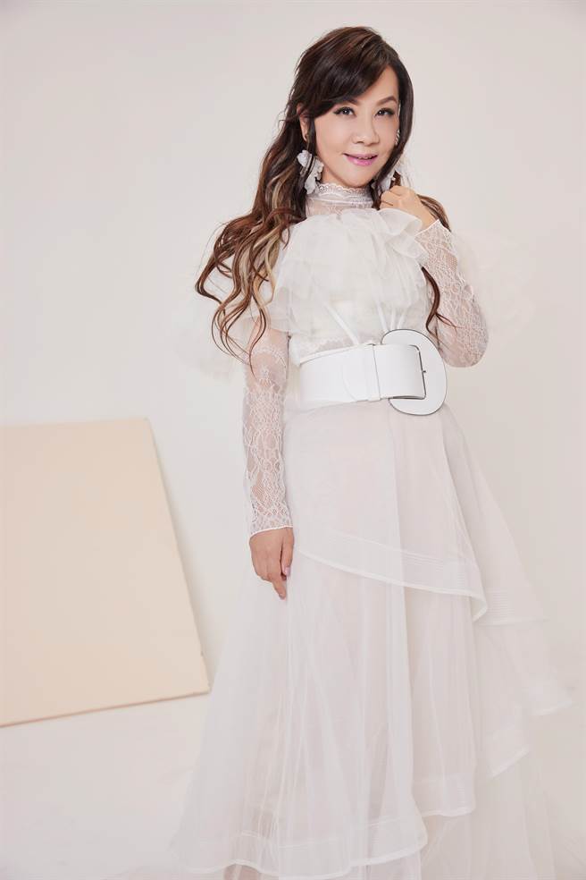 龍千玉推出新專輯《九月玫瑰》。（豪記唱片提供）