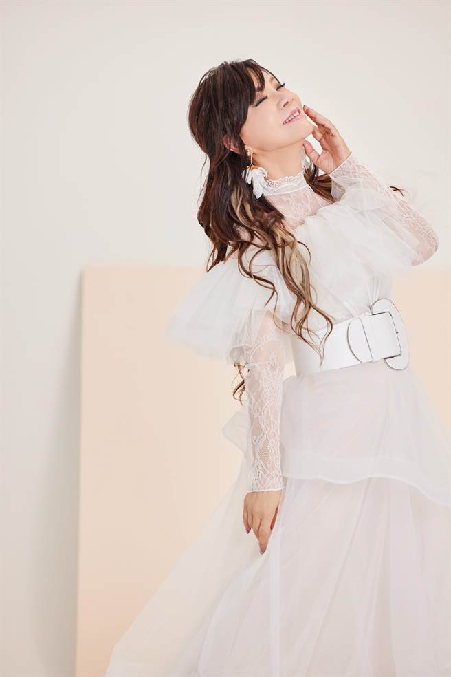 龍千玉推出新專輯《九月玫瑰》。（豪記唱片提供）