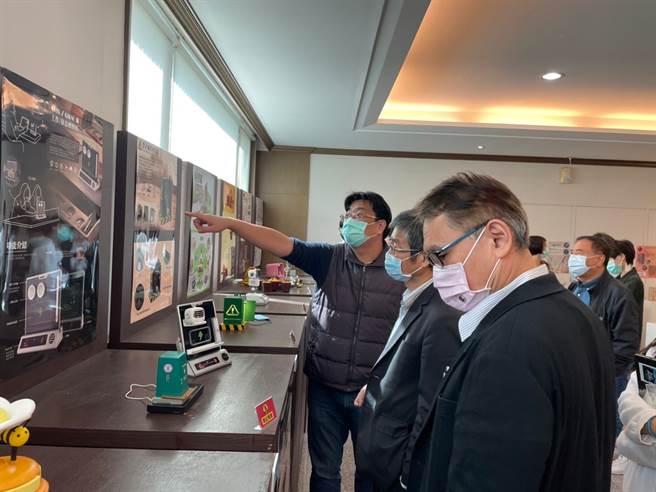 创设系举办的「可以免费帮我设计吗」展览，展出作品多元呈现，吸引校内师生前来欣赏。（图／义守大学提供）