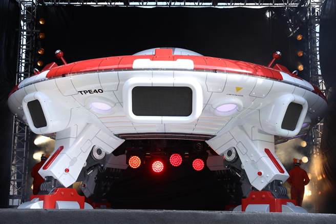 台北燈節會飛的主燈「宇宙飛船」曝光。（楊亞璇攝）