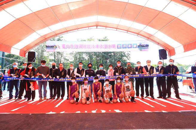 台中市神冈游泳池旧址改建为篮球场、溜冰场及广场，提供市民完善运动空间。（王文吉摄）