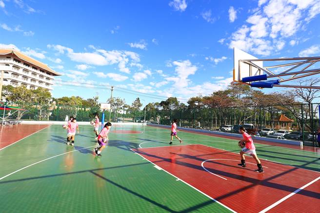 神冈区篮球场为单柱式篮球架，铺面採用PU富有弹性，大幅降低打球跳跃动作反作用力衝击。（王文吉摄）