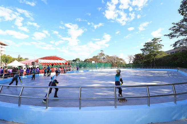 神冈区溜冰场特别使用磨石子地坪，美观且易清洁。（王文吉摄）