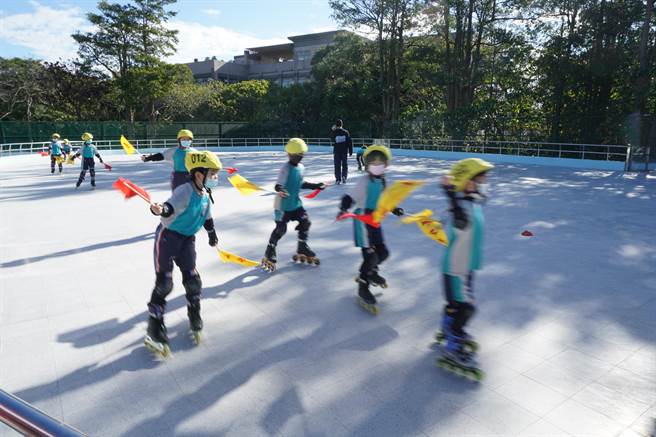 神冈区溜冰场崭新设备一开放，旋即吸引小朋友使用。（王文吉摄）