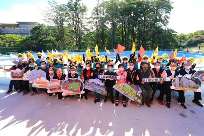 台中市神冈游泳池旧址改建为篮球场、溜冰场及广场，提供市民完善运动空间。（王文吉摄）
