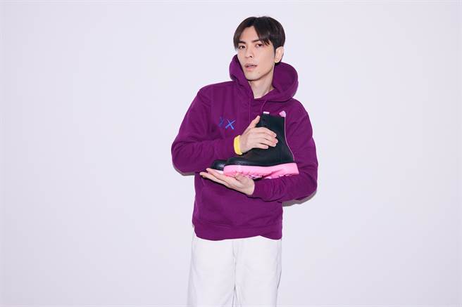 老萧宣布与有30年品牌歷史的北风靴跨界合作。（喜鹊娱乐提供）