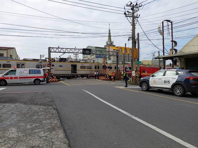 台铁一列区间车今下午行经仁德中洲平交道，撞上一名男子。（民眾提供／曹婷婷台南传真）