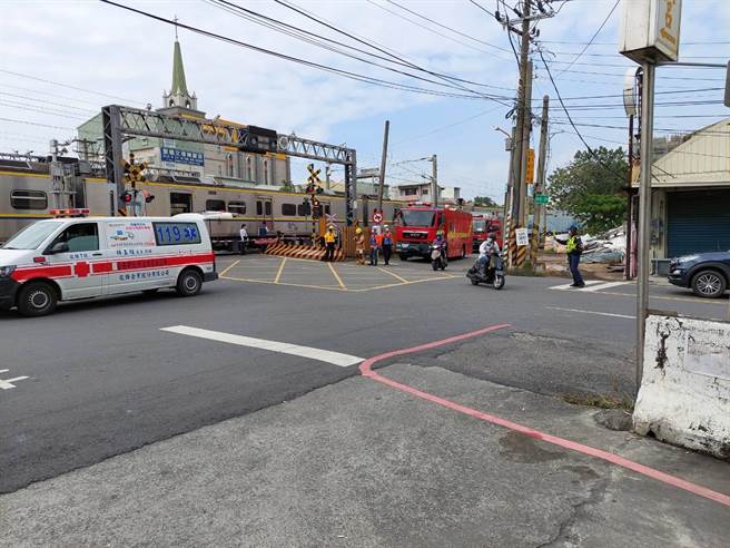 台铁一列区间车今下午行经仁德中洲平交道，撞上一名男子。（民眾提供／曹婷婷台南传真）