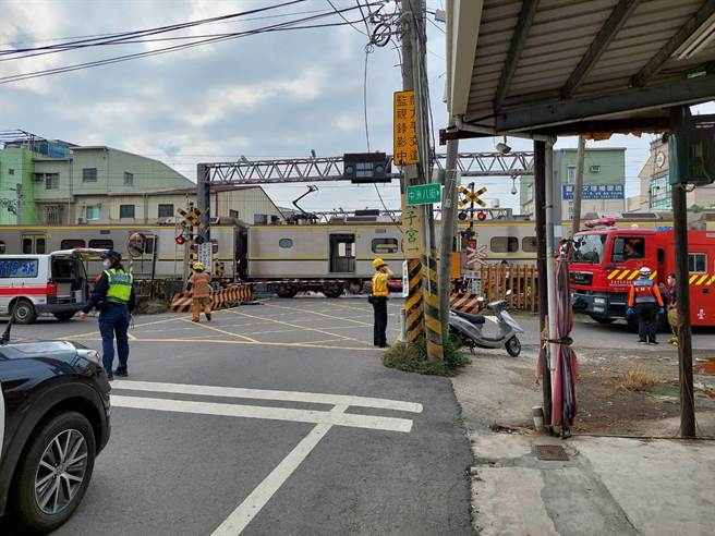 台铁一列区间车今下午行经仁德中洲平交道，撞上一名男子，警方在现场处理。（民眾提供／曹婷婷台南传真）