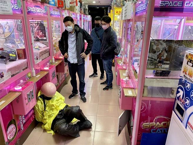 基隆市警察局第四分局20日於百福、汐止交界處某店面將郭姓犯嫌逮捕歸案。（基隆市警局提供／陳彩玲基隆傳真）