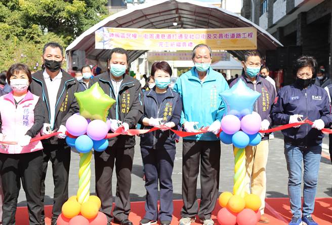 台中市长卢秀燕（左四）、立委杨琼璎（左一）及市议员罗永珍（右一）出席神冈区民权一街周边巷道打通工程完工祈福典礼。（王文吉摄）