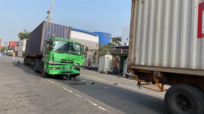 高雄港70号码头20日上午发生货柜车车祸。（翻摄照片／高雄洪靖宜传真）