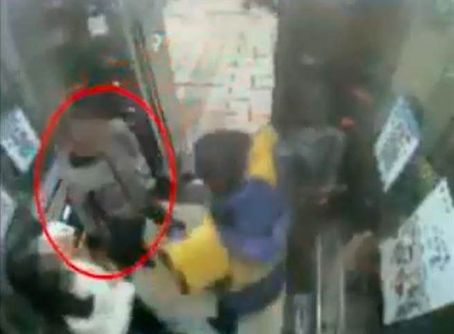 偷钱包仍不满足 噁男搭电梯伸咸猪手 警公布画面揪恶狼
