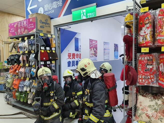 農曆春節即將來到，金門縣消防局第一大隊動員金城、金寧消防隊在家樂福大賣場演練火災搶救。（金門縣消防局提供）