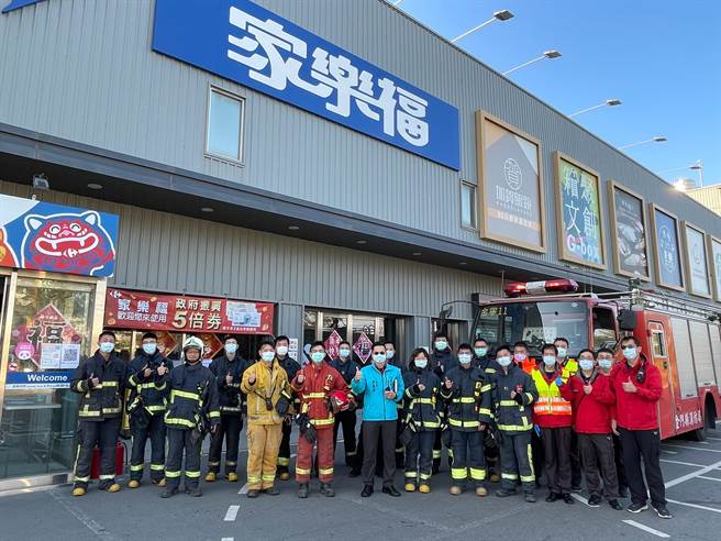 金門縣消防局希望透過實兵操演精進團隊救災默契與各項火災搶救技能，確保鄉親過一個快樂、平安年。（金門縣消防局提供）