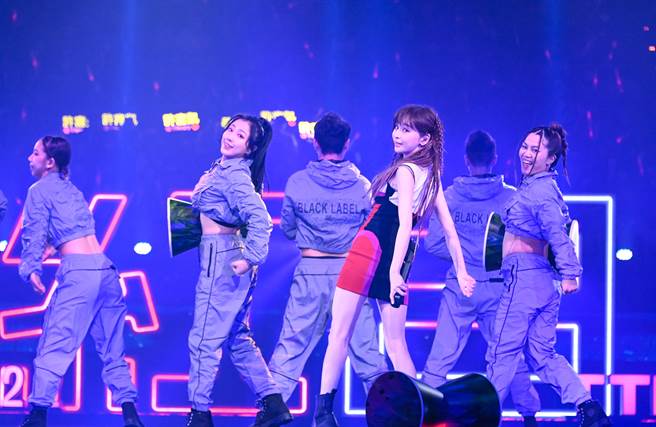 王心凌为《红白艺能大赏》露出修长美腿劲歌热舞。（台视提供）