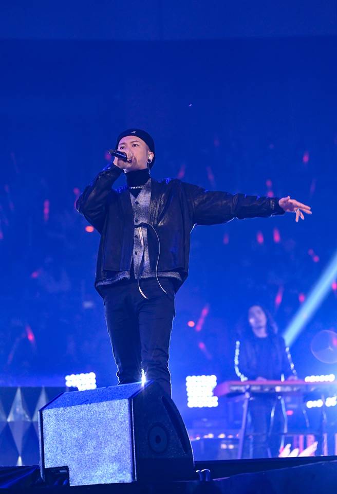 顽童MJ116小春热唱〈辣台妹〉。（台视提供）