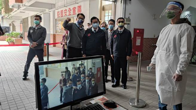 桃园市郑文灿视察考场。（赖佑维摄）