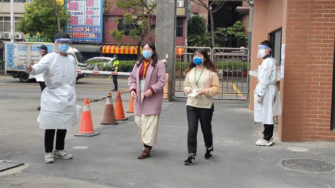 考生20日下午前往武陵高中看考场。（赖佑维摄）