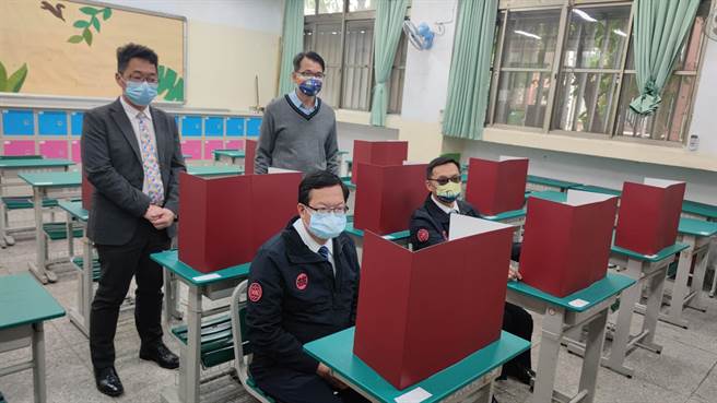 桃园市郑文灿视察考场。（赖佑维摄）