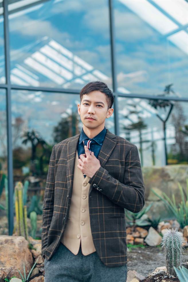 邹承恩露营忙烤肉展现男人Man Power。（旋转娱乐提供）