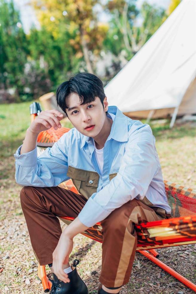 万家麟在採买时意外看到自己的广告照片。（旋转娱乐提供）