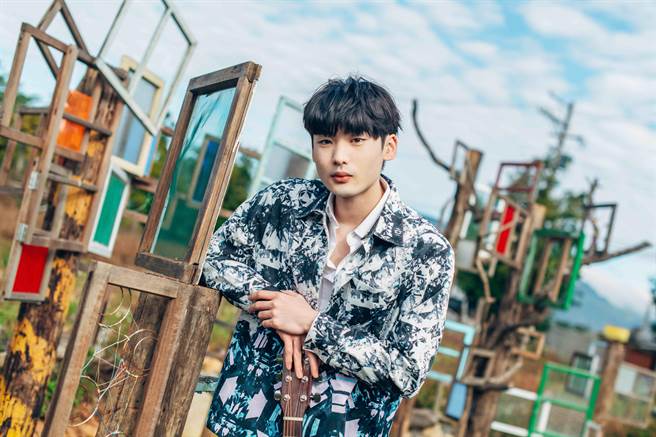 刘晋玮贴心准备暖炉及炭火火盆让大家取暖。（旋转娱乐提供）