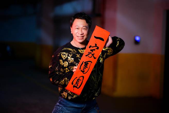 游安顺称拍摄月历有回到三十年前拍宣传照的感觉。（三立提供）