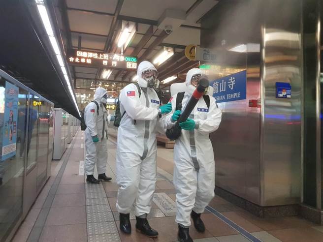 新北市衛生局表示，另有桃園市確診者案18116、案18135到過新北高鐵板橋站、捷運頂埔站與永寧站等地，提醒民眾注意。圖為國軍33化兵群支援噴消台北捷運板南線、松山新店線站內空間。（台北市環保局提供／張立勳台北傳真）