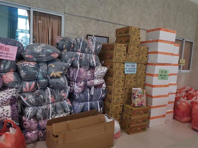 台南市新市区公所20日举办岁末年终关怀活动，除了有热闹表演、健诊、义剪，因为今年捐助赠品及救助金者踊跃，每户低收入户可获得2万元大红包。（刘秀芬摄）