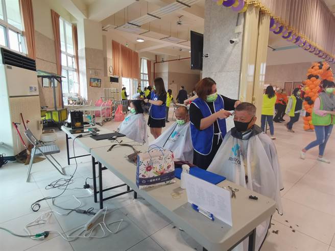 台南市新市区公所20日举办岁末年终关怀活动，除了有热闹表演、健诊、义剪，因为今年捐助赠品及救助金者踊跃，每户低收入户可获得2万元大红包。（刘秀芬摄）