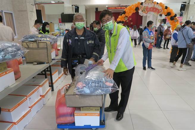 台南市新市区公所20日举办岁末年终关怀活动，除了有热闹表演、健诊、义剪，因为今年捐助赠品及救助金者踊跃，每户低收入户可获得2万元大红包。（刘秀芬摄）