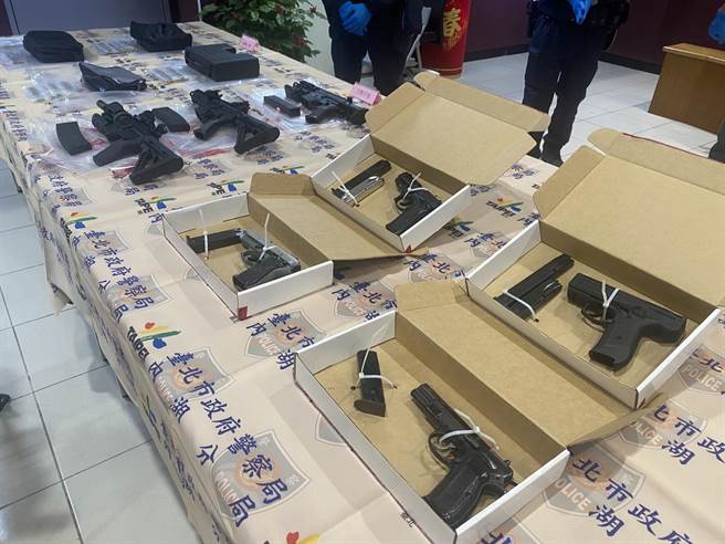 警方破获头北厝军火库，查获7把各式长短枪。（林郁平摄）