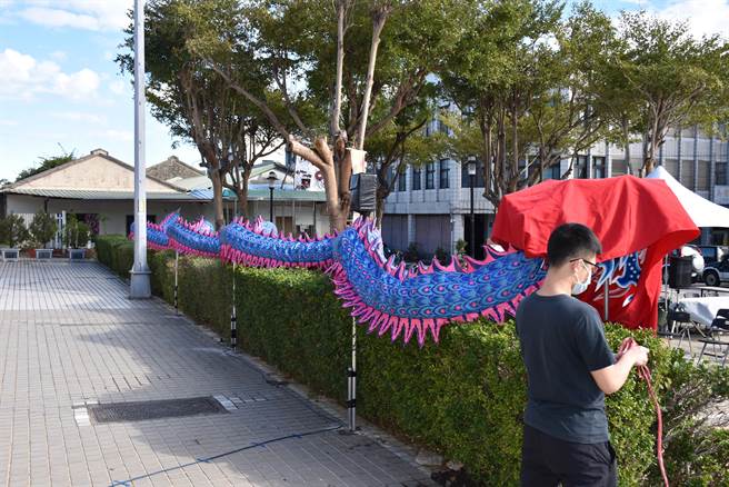 銅鑼火車站前布置有炸龍。（謝明俊攝）