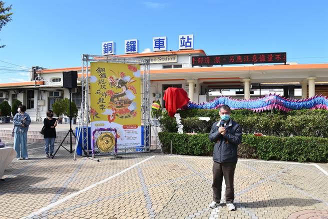 銅鑼鄉長謝昌年歡迎大家前來銅鑼賞花輕旅行。（謝明俊攝）