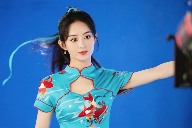 赵丽颖身穿挖洞旗袍。（图／翻摄自赵丽颖工作室微博）