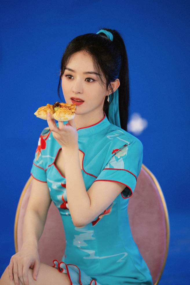 赵丽颖小蛮腰吸睛。（图／翻摄自赵丽颖工作室微博）