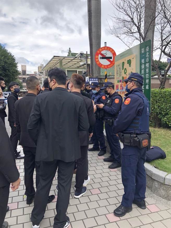 警方到场维持现场秩序及周边交通。（翻摄照片／林郁平台北传真）
