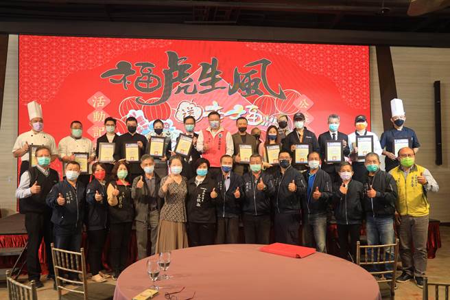 南投县鱼池乡公所与乡代会办理鱼池乡公益年菜活动，包括涵碧楼、云品、日月行馆、九族文化村等企业都纷纷响应，5菜1汤高檔的幸福年菜，将在除夕夜当天送到弱势户手上。（吴建辉传真）