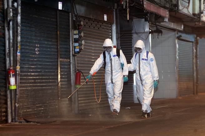 指挥中心昨日新增1例大湳市场摊贩陪病採检确诊（案18119），但检体送疾管署复验阴性，今销案，不过大湳市场又增加2人确诊，为买菜的母女檔（案18135、18154）。（资料照，范扬光摄）