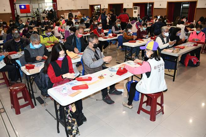 彰化市公所动员志工、里干事暨员工一起清点要发给长者的敬老礼金。（吴敏菁摄）