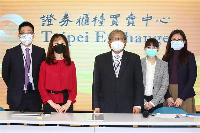 联亚药20日宣布，生物相似药红血球生成素 UB-851 三期临床试验期末分析结果符合预期，董事长陈启祥（右3）表示，目标今年完成查厂认证后，将向卫福部食药署 (TFDA) 申请生物相似性药品上市许可查验登记。（邓博仁摄）
