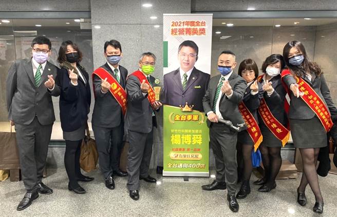 有巢氏房屋「社區專家」的品牌優勢，讓楊博舜店東團隊去年業績突破7,800萬元。（圖/永慶房產集團提供）