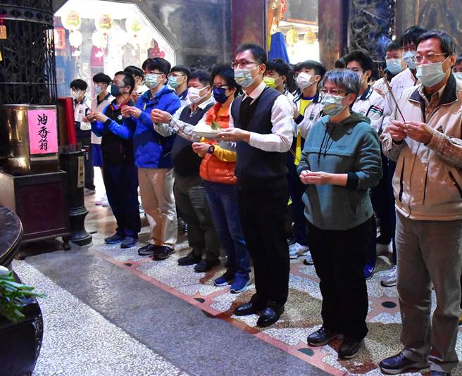台南市私立港明高中高三学生前往西港庆安宫祈福，祈求在庆安宫天上圣母与千岁爷的庇佑下，缔造学测佳绩。（台南市港明高中提供／刘秀芬台南传真）