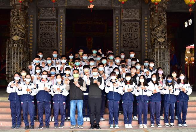 台南市私立港明高中高三学生前往西港庆安宫祈福，祈求在庆安宫天上圣母与千岁爷的庇佑下，缔造学测佳绩。（台南市港明高中提供／刘秀芬台南传真）