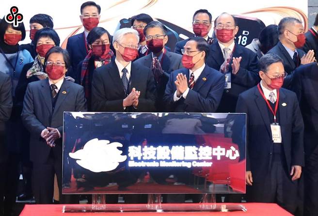 為強化嫌犯防逃措施，由司法院及法務部共同建置的「科技設備監控中心」12日落成啟用，檢察總長江惠民（右起）、法務部長蔡清祥、司法院祕書長林輝煌及最高法院院長吳燦等人應邀出席揭牌儀式。（范揚光攝，本報資料照片）