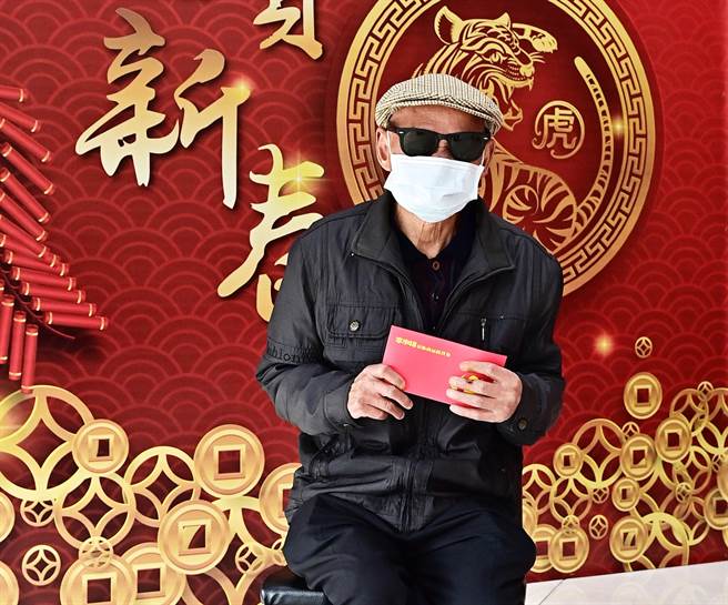 李炳輝日前到台視領取禮券，並透露去年底已打第3劑AZ疫苗。（台視提供）